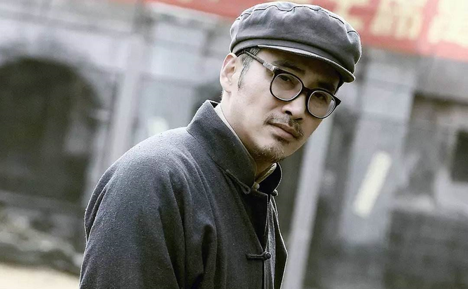 被称为反派专业户,在剧中是一个渣男,在现实中却和妻子相濡以沫