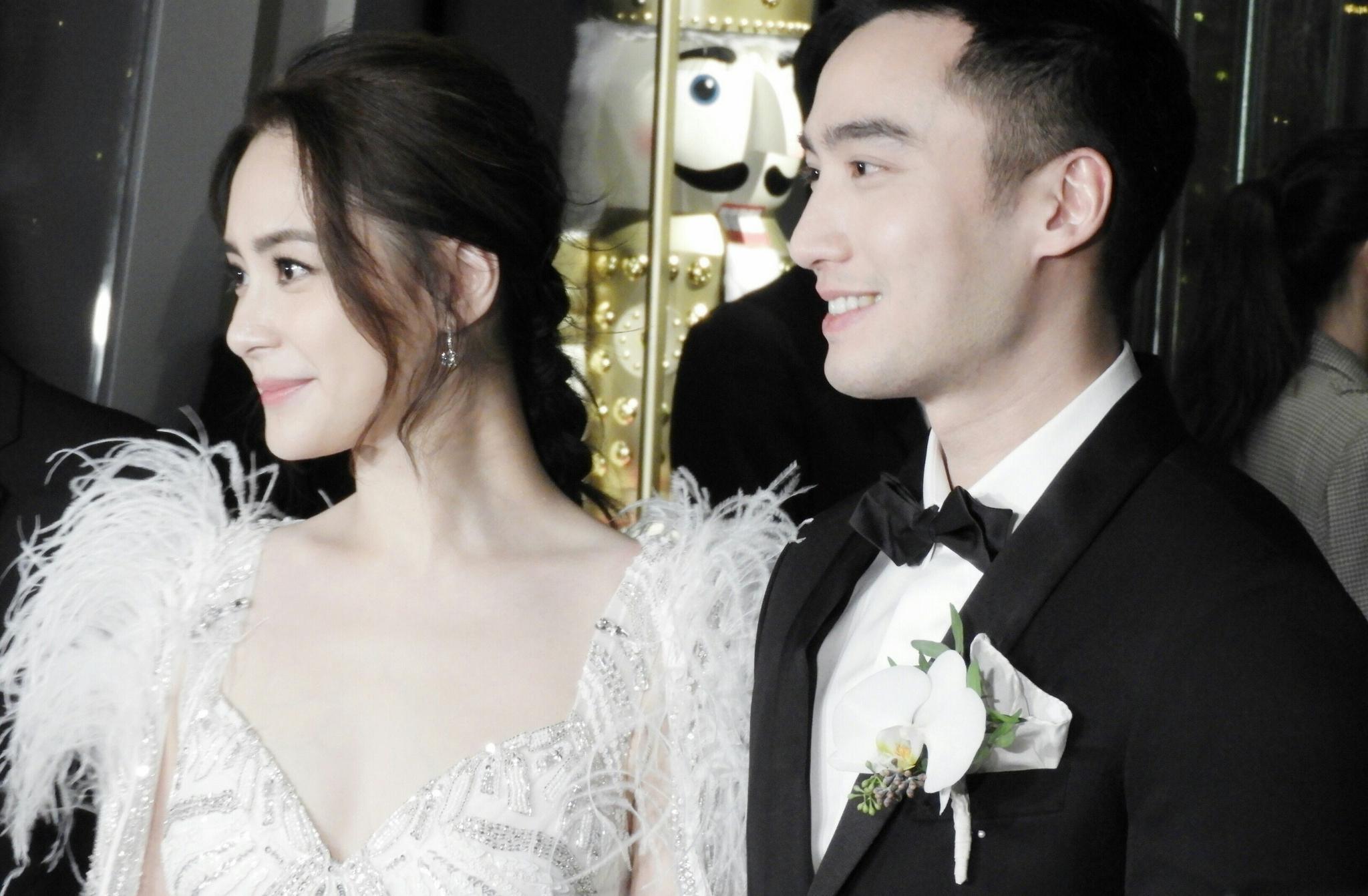 直击阿娇的婚礼现场,身着羽毛婚纱,最美的仙女式微笑!