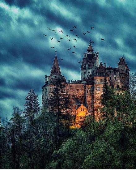 这座城堡被传是"吸血鬼"的老巢,如今成为全球十大恐怖景点之一