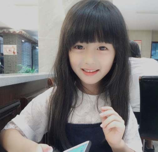 9岁就浓妆艳抹做网红,曾和tfboys合作,月入百万放弃上学