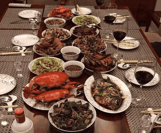 陈建斌晒出一家人住的豪宅,每天饭菜都这么丰盛,餐桌都放不下