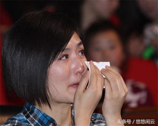 谢娜独自蹲楼梯口大哭,张杰心疼到泪目,网友评论好尴尬