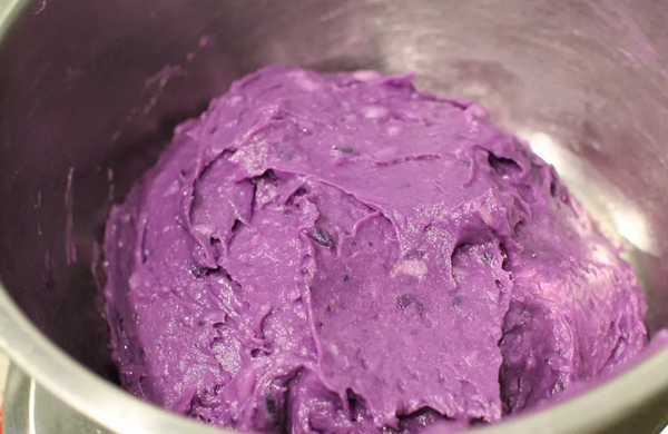 香芋与紫薯做的面包馅儿,细腻香糯,清甜绵软,家人吃了都喜欢!