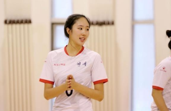 不过王雪婷却并不是很在意外貌,气质文静的王雪婷可是一个真真正正的