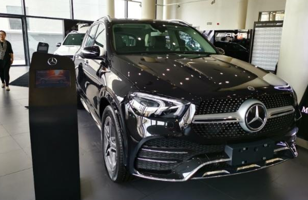 全新2019款奔驰gle到店!黑色车身相当硬气 轴距2995mm配四驱