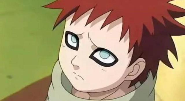 其实他小的时候特别可爱,一双大眼睛好像会说话一样,站在那里低着头就