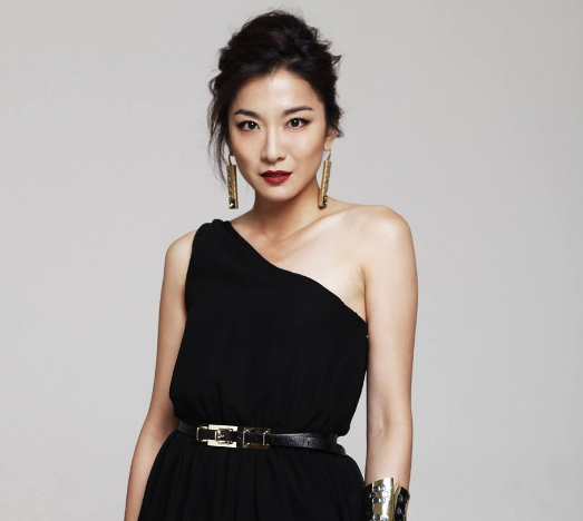 已经40岁的江祖平,早已没有当初的清纯,取而代之的是更加的成熟漂亮