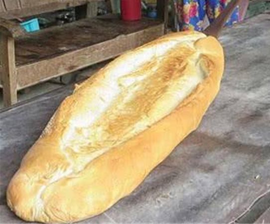 它是世界上最大的面包,一个面包1米长,重7斤多,够你吃一天