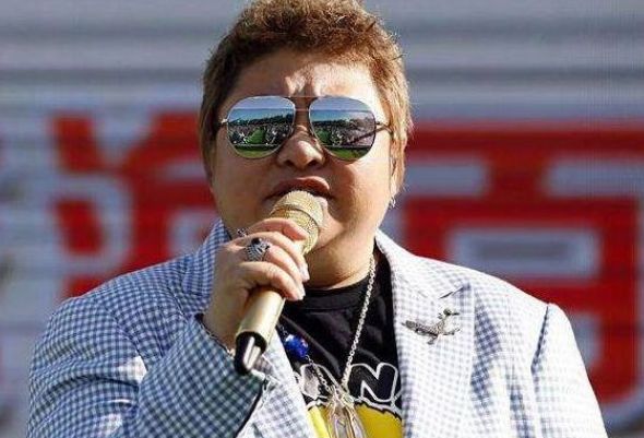 明星唱歌的天价麦克风韩红手里的60万萨顶顶的非常高级