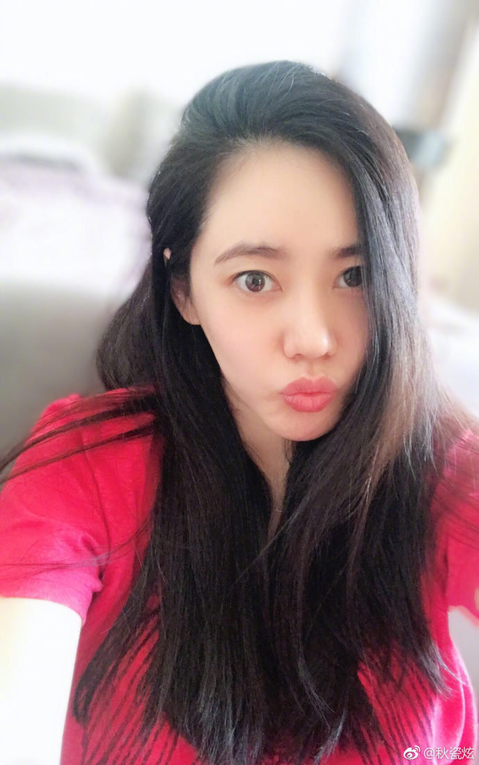 秋瓷炫晒素颜照,感叹一边拍戏一边带娃,网友排队羡慕她的牛奶肌