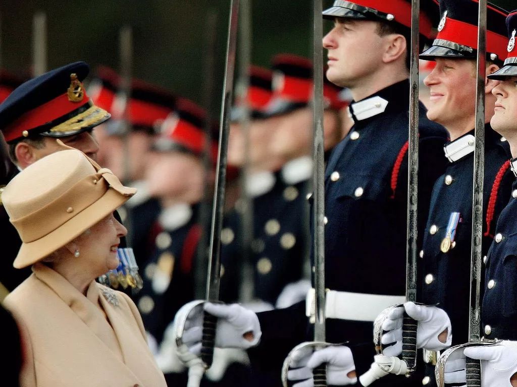 哈里王子的哥哥嫂嫂慰问爱尔兰第一营 当然啦,还有一部分是婚礼的宾客