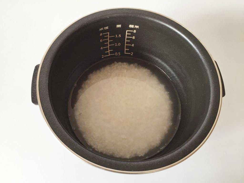 煮米饭别傻傻加水就下锅! 记住这6步, 米饭又香又软, 孩子更爱吃!