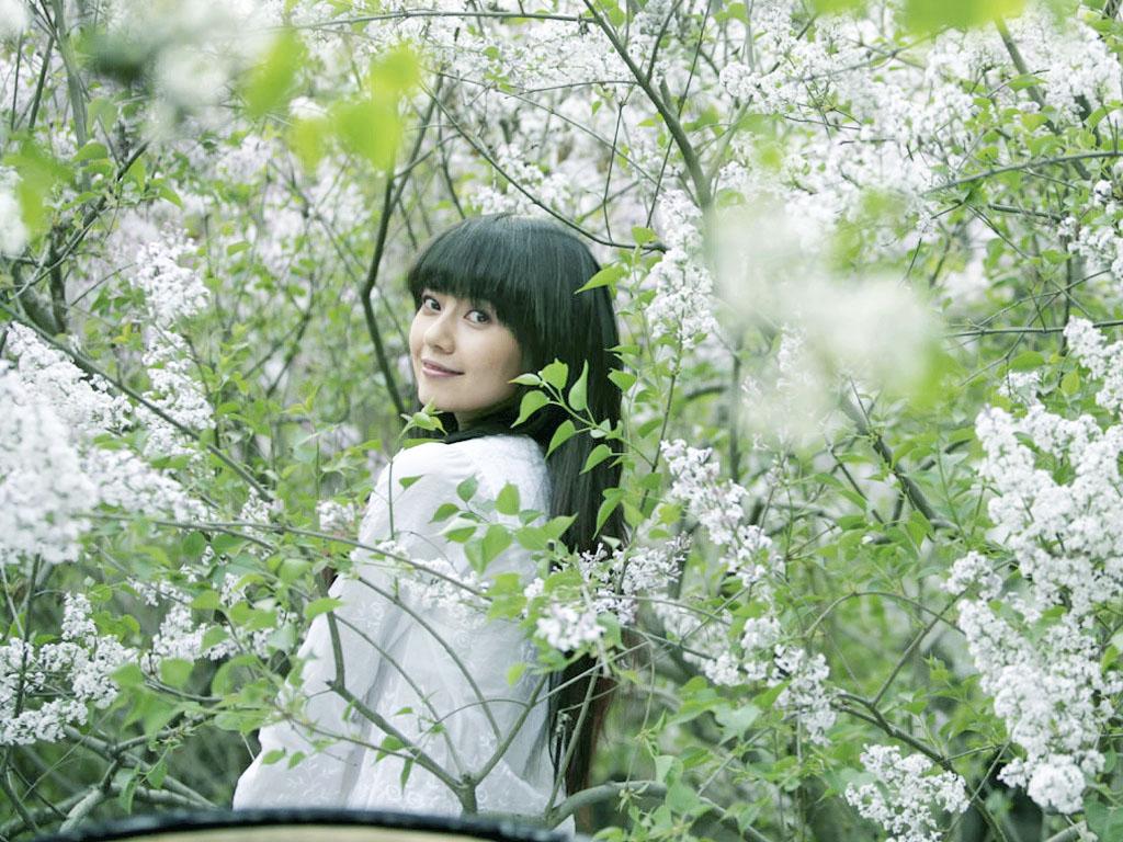 高圆圆头发长长短短多少年,最爱回眸一笑,真的很迷人!