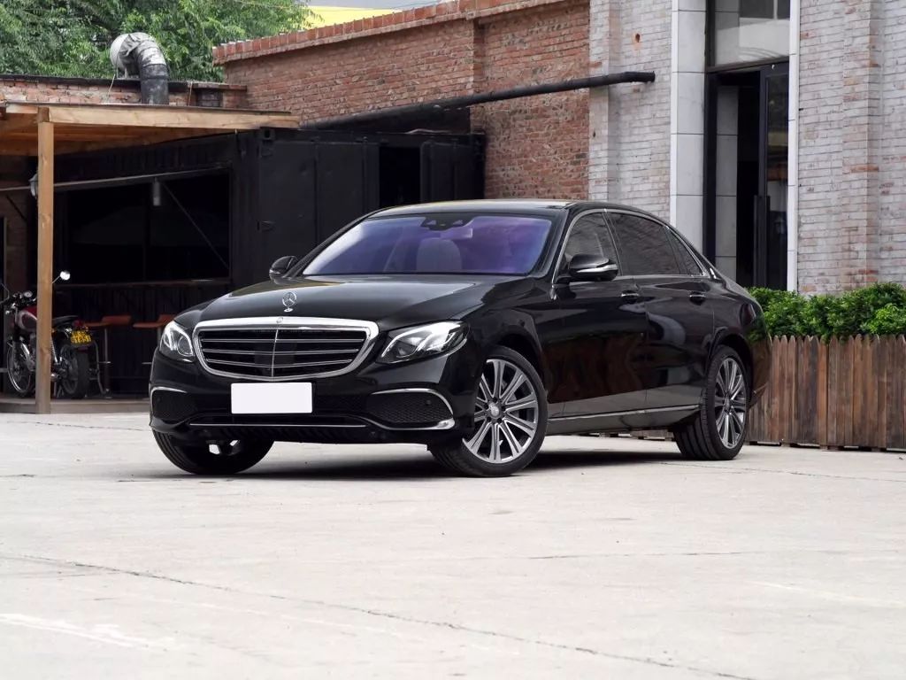 街头现身奔驰E30000000000L，网友：这车一定很值钱