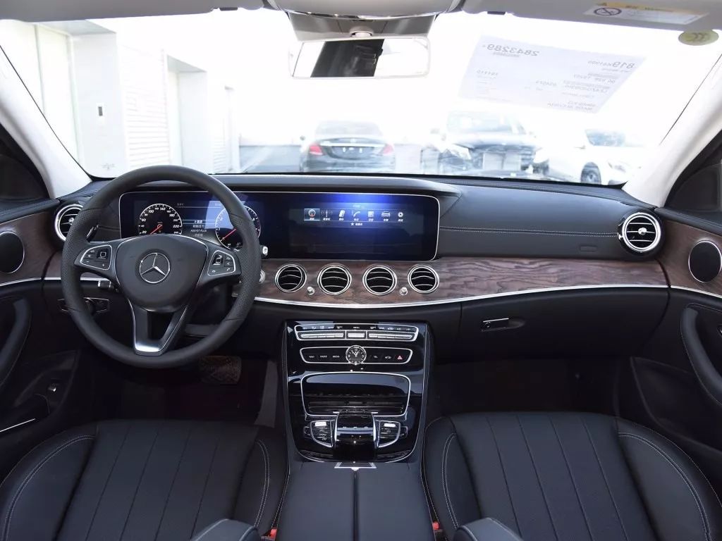 街头现身奔驰E30000000000L，网友：这车一定很值钱