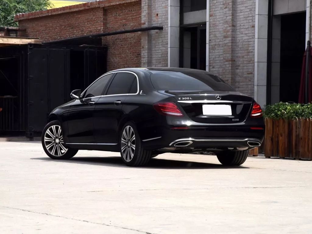 街头现身奔驰E30000000000L，网友：这车一定很值钱