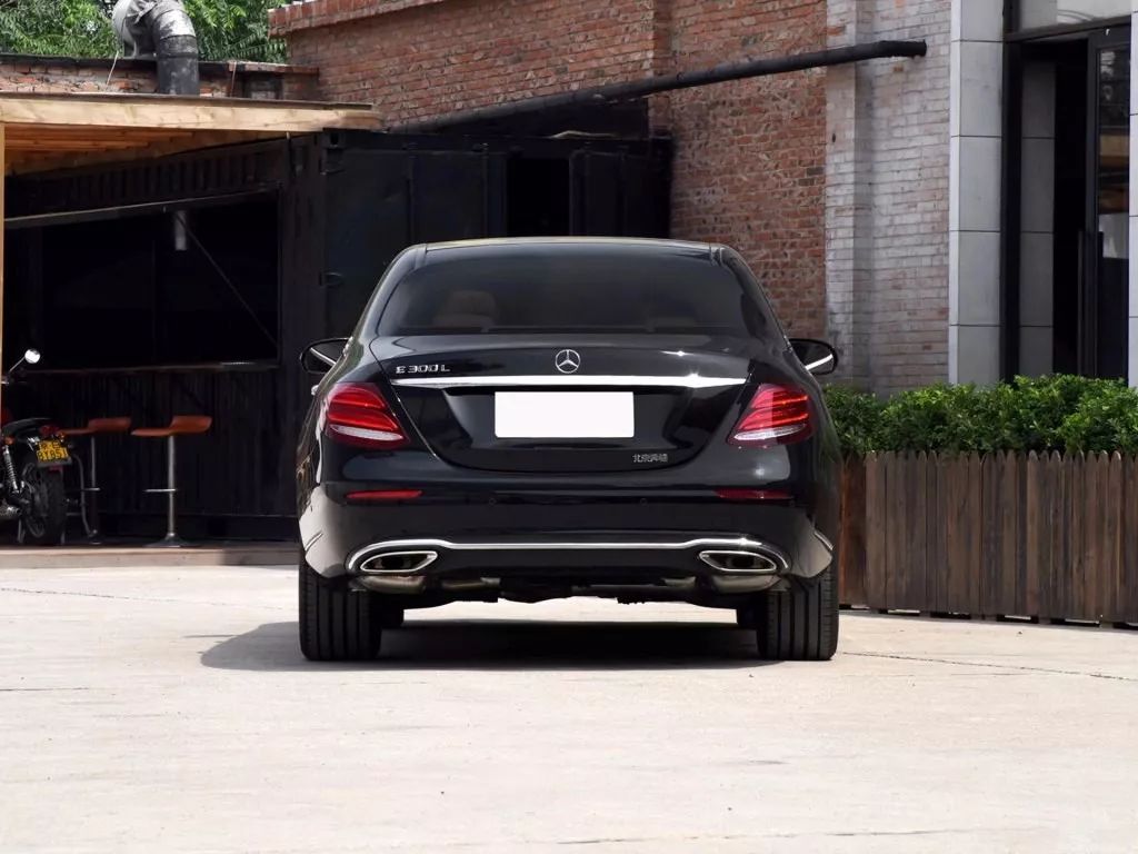 街头现身奔驰E30000000000L，网友：这车一定很值钱