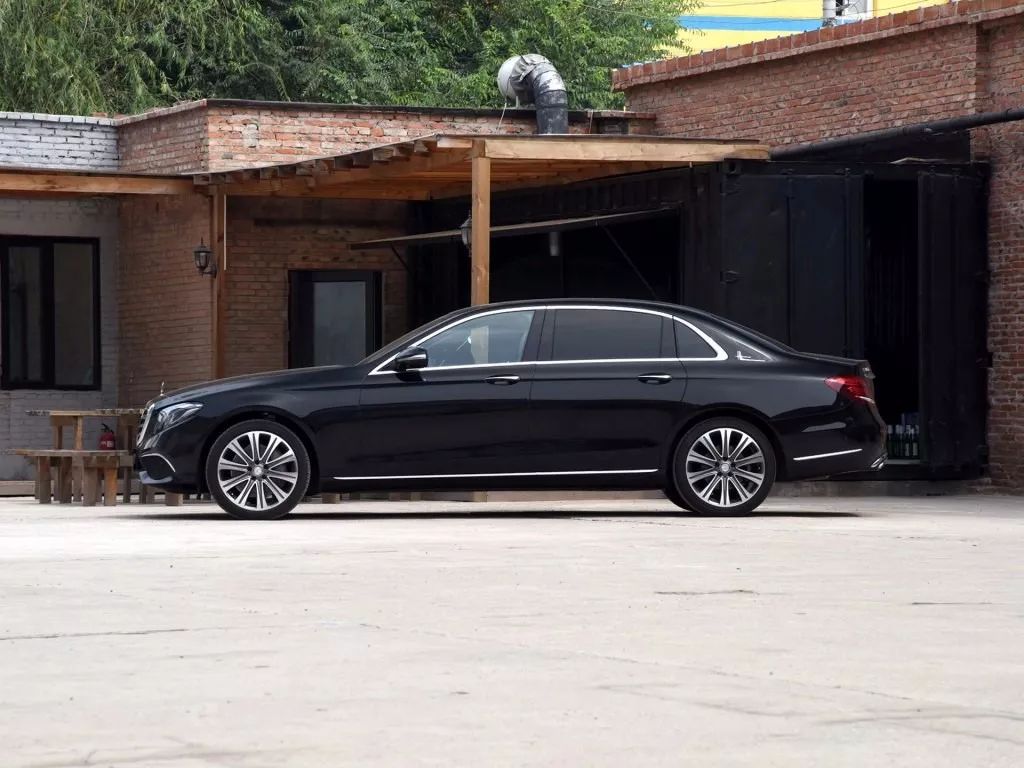 街头现身奔驰E30000000000L，网友：这车一定很值钱