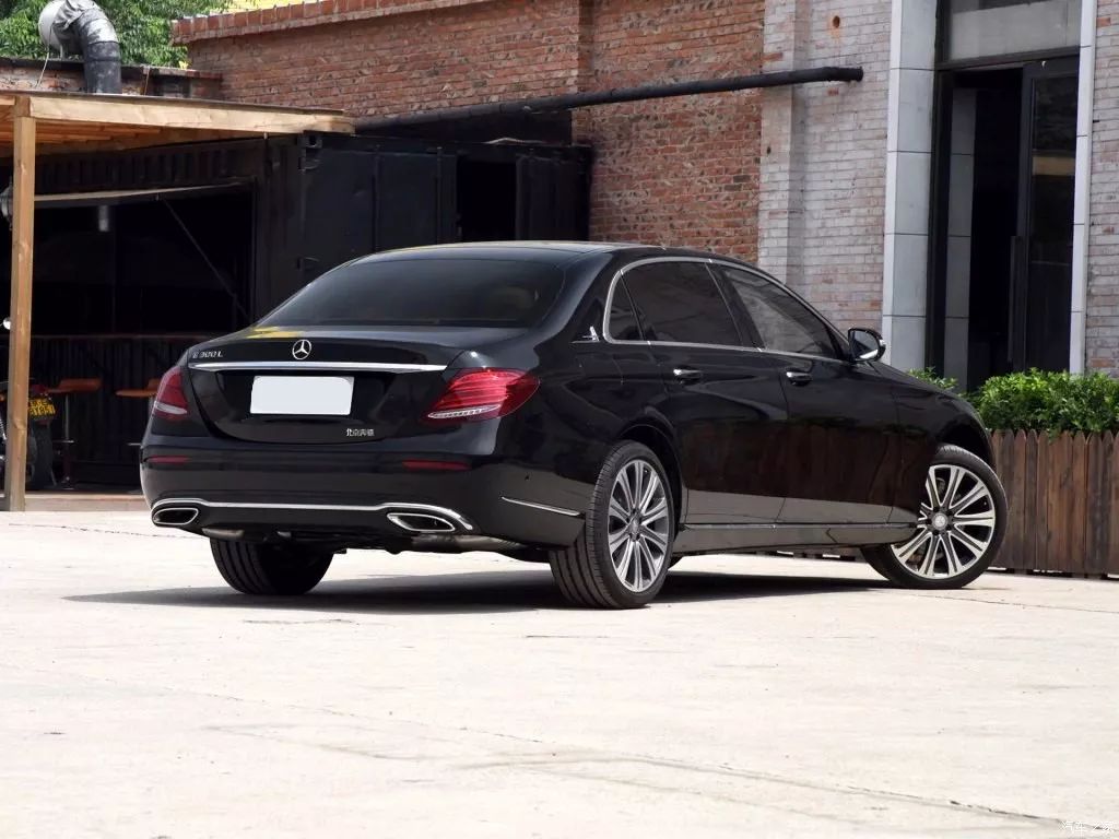 街头现身奔驰E30000000000L，网友：这车一定很值钱