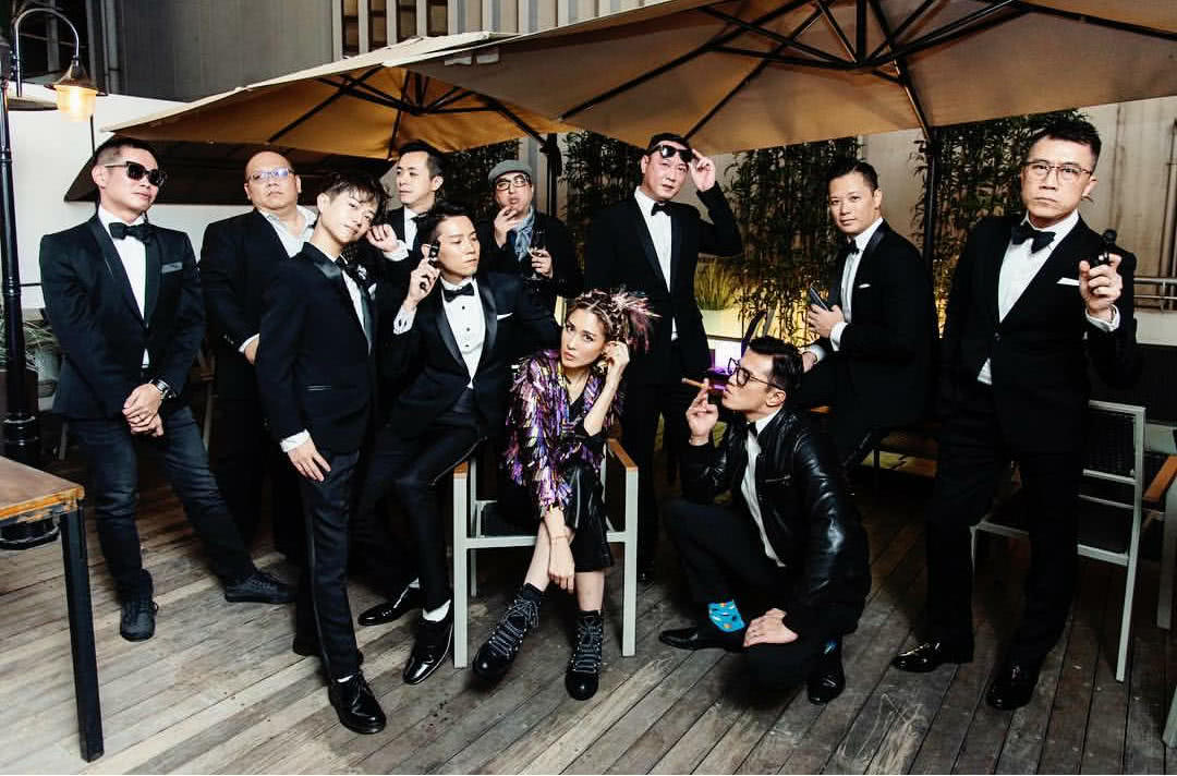 亮片装,满头辫子的造型时髦脱颖而出,型男帅哥环绕大姐大的气场超霸气