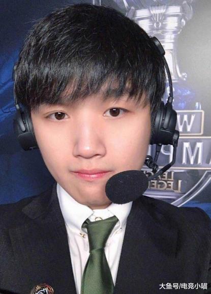 若风之后卷毛也晒出结婚照片了如今只剩下微笑还是单身狗