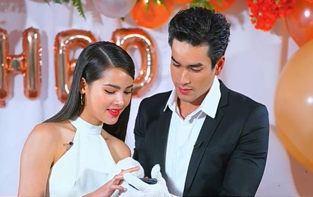 泰星nadech和yaya同框玩直播互动太甜恩爱秀的全场尖叫