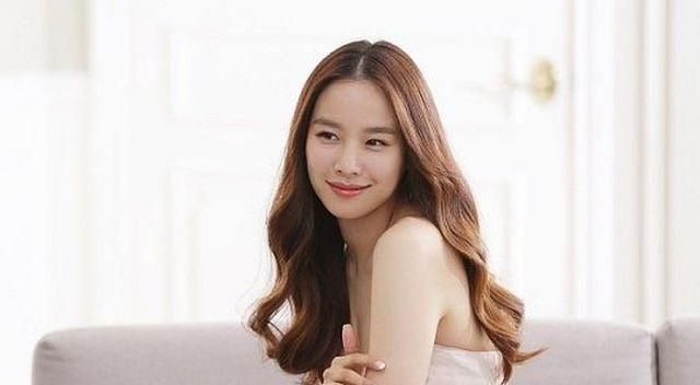 李东健爱妻最新写真曝光,37岁赵伦熙眉目含情,少女感十足