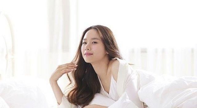 李东健爱妻最新写真曝光,37岁赵伦熙眉目含情,少女感十足