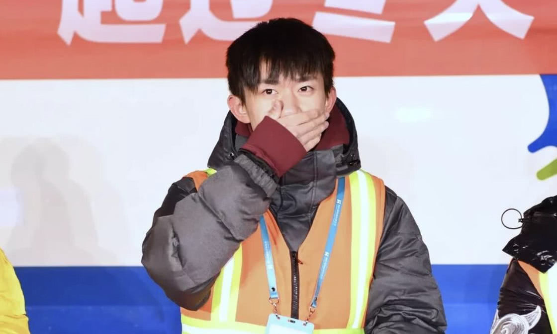 易烊千玺一天只睡俩小时,凌晨四点扫马路,七点赶回学校上课!