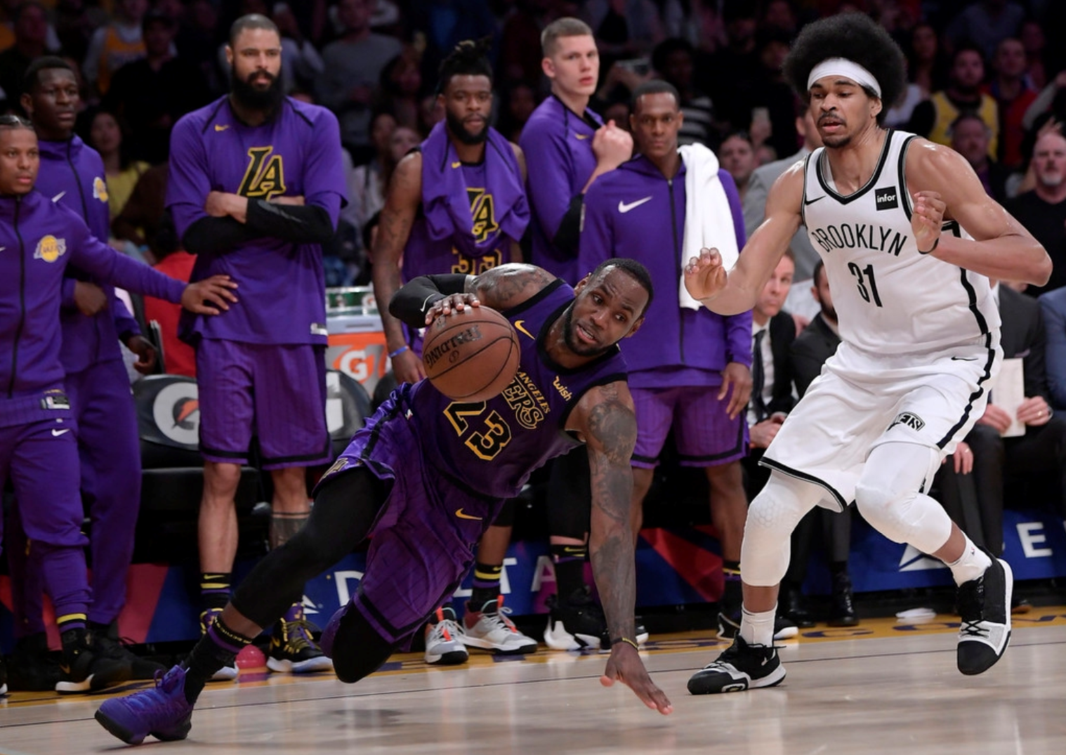 湖人还有球权,这时候詹姆斯在前场右侧持球,遭遇篮网两名防守球员包夹