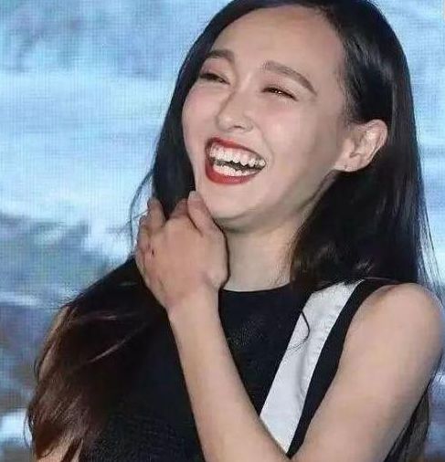 大笑毁所有的女星,唐嫣大笑牙龈突出