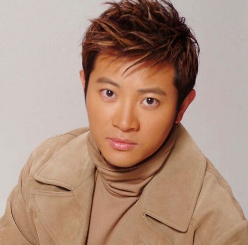 他因陪妈妈过年,拒绝参加春晚,后遭遇车祸,被公司抛弃