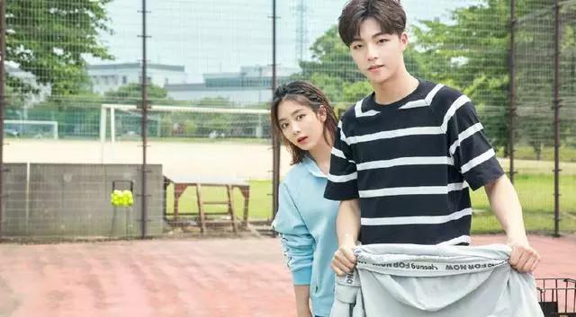 陈立农"撩"谭松韵,为她挡男同学水枪攻击,画面超级清新甜蜜