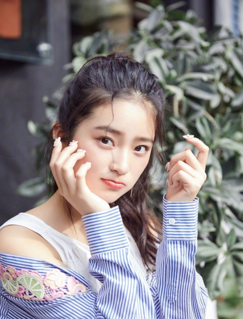 她9岁出道,10岁与胡歌合作,11岁与杨幂搭戏,而今17岁成为女神|柴蔚|搭