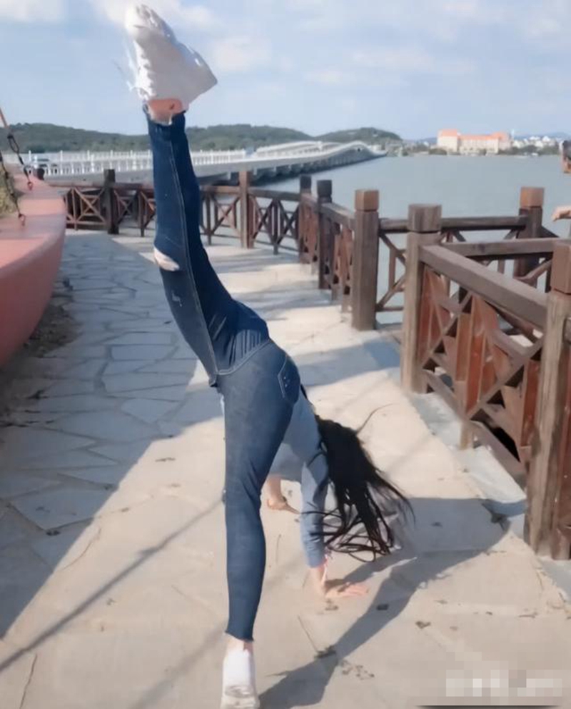 她裤子紧到连走路都难,却为拍抖音翻跟头,为了红挺拼的