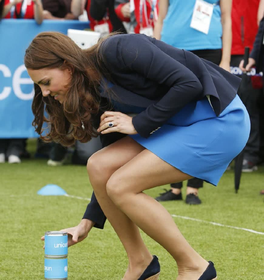 凯特王妃险些走光,大风把裙摆掀起来,凯特王妃赶紧用手捂裙子!