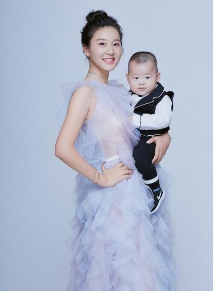 神奇的基因嘎子哥儿子长大了小眼睛大饼脸撞脸岳云鹏却很帅