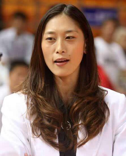 女篮第1美女,亚运夺金泪洒球场,王治郅和她传绯闻,39岁单身|隋菲菲