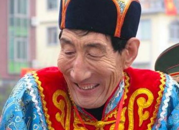 2米36巨人与1米68女友结婚,不顾反对,年逾六旬追生二胎