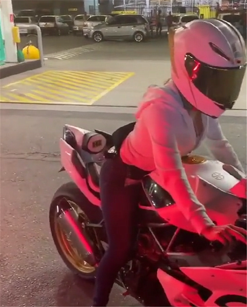 36万川崎h2停路边,看到女车主身材那一刻,都没心思看机车!