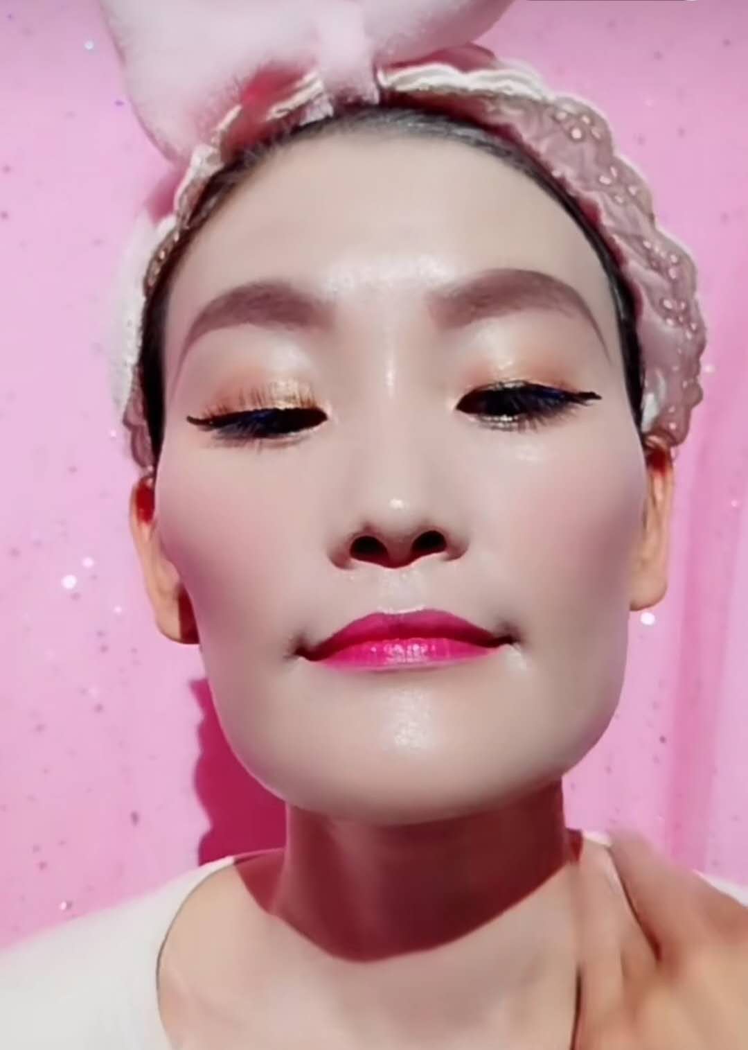 黑炭姑娘秀化妆术,抹脸就像粉刷工刷白墙,妆后被说更像一个男人