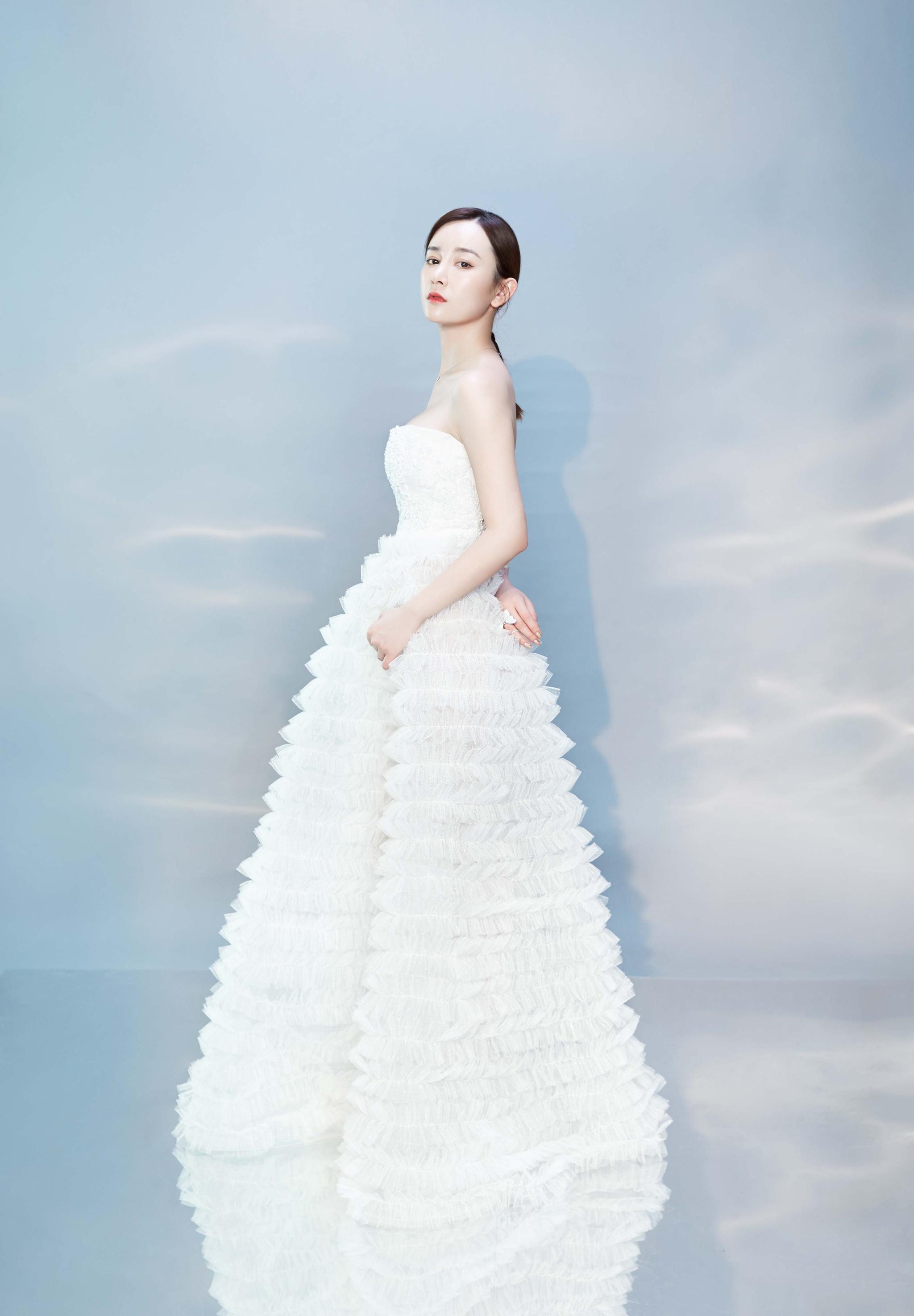 张檬早秋写真曝光清爽白裙气质优雅动人