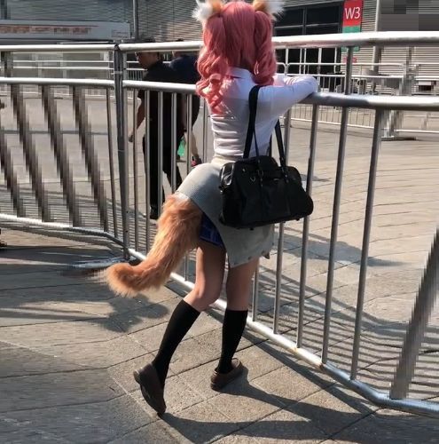 女子身后有条尾巴,引发了路人的围观,知道原因后大家都唏嘘不已