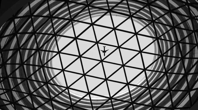 除了上述几种常见的几种方法外还有三角形构图法,o型构图法等多种构图