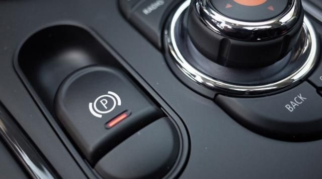 起步时,电子手刹一定要手动解除吗?修车师傅:做错爱车少开3年