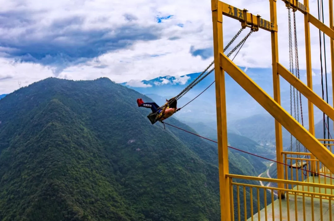悬崖秋千,一个被称为"甩出灵魂"刺激感的游乐项目,绝对是喜欢挑战刺激