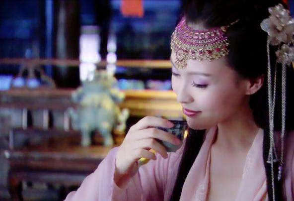 美人独酌饮酒图:杨幂赵丽颖哀伤,唐嫣风情万种,林青霞经典无双