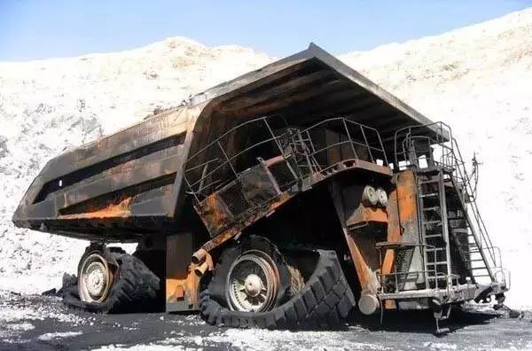 这是碾压到什么了?要知道一个轮胎就要3万美金呢!