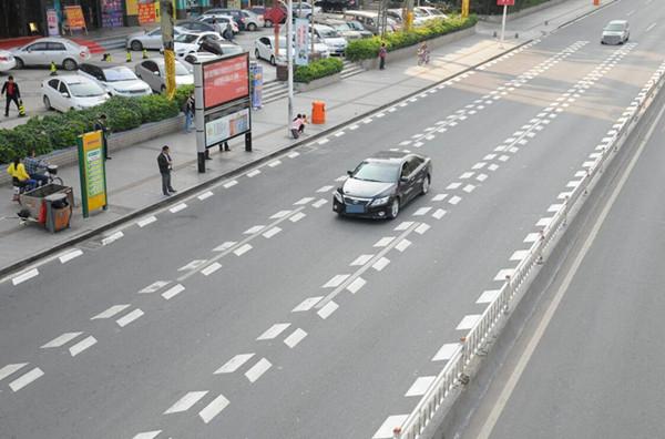 菱形块虚线由窄变宽,宽度从10厘米渐变为30厘米,属于道路交通标线新