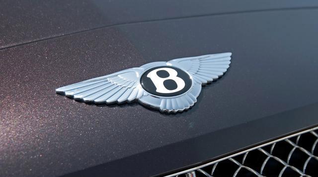 开车上路分辨不出哪个是豪车?那就离b标车远一点!